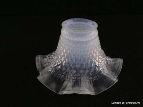 Jugendstil Lampenschirm gebraucht, florale Opik, untere Wandungszone Klarglas, obere Wandungszone milchig weiß, wabenartig reliefierte Oberfläche, Nostalgie Ersatzglas für alte Lampen, D: 16cm, H: 9,5cm, Glashalterand Griffrand 6cm