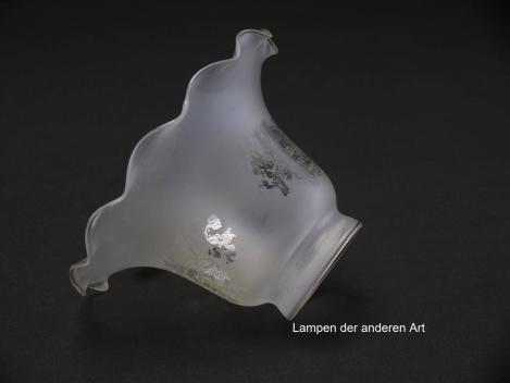 Jugendstil Lampenschirm, gebraucht, Glas satiniert, Blütenform mit geätztem floralem Dekor, viermal in der oberen Wandungszone, D: ca.15cm, H: ca.9cm, antikes Ersatzglas, Glashalter Griffrand 6cm, liegend