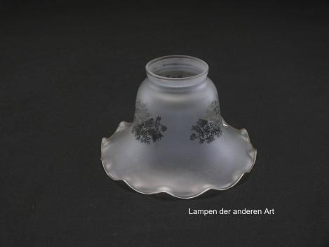 Jugendstil Lampenschirm, gebraucht, Glas satiniert, Blütenform mit geätztem floralem Dekor, viermal in der oberen Wandungszone, D: ca.15cm, H: ca.9cm, antikes Ersatzglas, Glashalter Griffrand 6cm