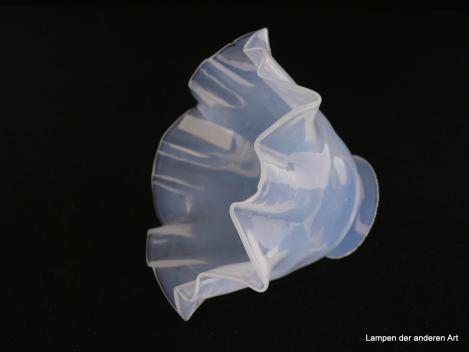 Jugendstil Lampenschirm gebraucht, Glas milchig weißer Grund, untere Wandungszone mehrfach gekniffen und leicht geweitet, Nostalgie Ersatzglas für alte Lampen, D: 15cm, H: 9cm, Glashalterand Griffrand 6cm, seitlich