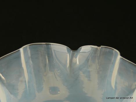 Jugendstil Lampenschirm gebraucht, Glas milchig weißer Grund, untere Wandungszone mehrfach gekniffen und leicht geweitet, Nostalgie Ersatzglas für alte Lampen, D: 15cm, H: 9cm, Glashalterand Griffrand 6cm, drei kleine Chips am unteren Rand