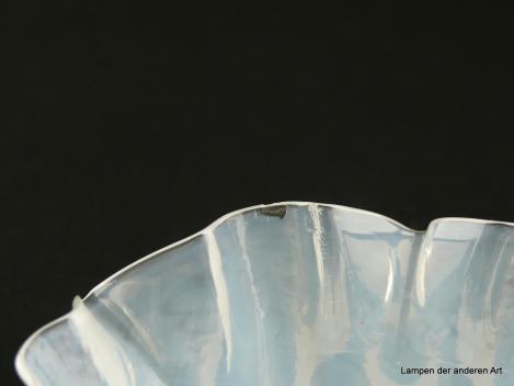 Jugendstil Lampenschirm gebraucht, Glas milchig weißer Grund, untere Wandungszone mehrfach gekniffen und leicht geweitet, Nostalgie Ersatzglas für alte Lampen, D: 15cm, H: 9cm, Glashalterand Griffrand 6cm, drei kleine Chips am unteren Rand