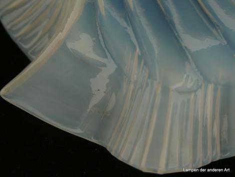 Jugendstil Lampenschirm gebraucht, Milchglas, Wandung in sich verdreht, diagonal verlaufende Rillen, spitz aufgezogener Rand in zweifachem Rapport Wechsel zwischen glatter und geriefter Oberfläche, Detail innen herstellungsbedingt schwarzer Glaseinschluss