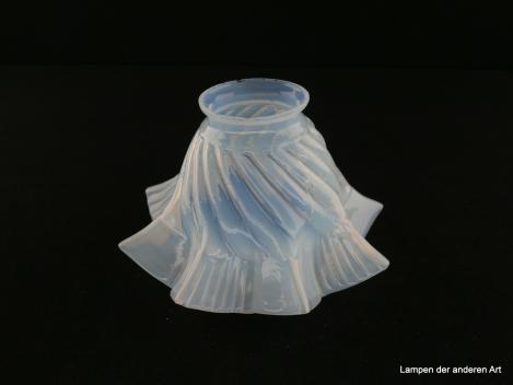 Jugendstil Lampenschirm gebraucht, Milchglas, Wandung in sich verdreht, diagonal verlaufende Rillen, spitz aufgezogener Rand in zweifachem Rapport Wechsel zwischen glatter und geriefter Oberfläche, Nostalgie Ersatzglas für alte Lampen, Griffrand 6cm