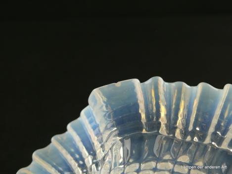Jugendstil Lampenschirm gebraucht, Milchglas, konisch geweitete Wandung, mit geometrischen Formen im Relief gestaltet, aufgebogener gefalteter Rand, Nostalgie Ersatzglas für alte Lampen, D: 17cm, H: 10cm, Glashalterand Griffrand 6cm, kleiner Chip am Rand