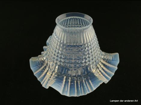 Jugendstil Lampenschirm gebraucht, Milchglas, konisch geweitete Wandung, mit geometrischen Formen im Relief gestaltet, aufgebogener gefalteter Rand, Nostalgie Ersatzglas für alte Lampen, D: 17cm, H: 10cm, Glashalterand Griffrand 6cm