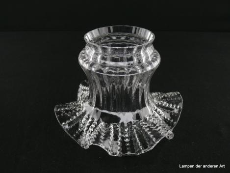 Jugendstil Lampenschirm gebraucht, Klarglas optisch strukturiert, Noppenbahnen auf dem gewellten Rand, gestufte Schulter, stilisierte Granatapfelblüte, Nostalgie Ersatzglas für alte Lampen, D: 16,5cm, H: 12cm, Glashalterand Griffrand 8cm