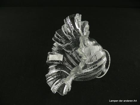 Jugendstil Lampenschirm gebraucht, Klarglas, schräg verlaufende Riefenstruktur im zylindrischen Wandungsabschnitt, eng gefalteter nach außen gebogter Rand, Nostalgie Ersatzglas für alte Lampen, D: 14,5cm, H: 9cm, Glashalterand Griffrand 6cm, seitlich