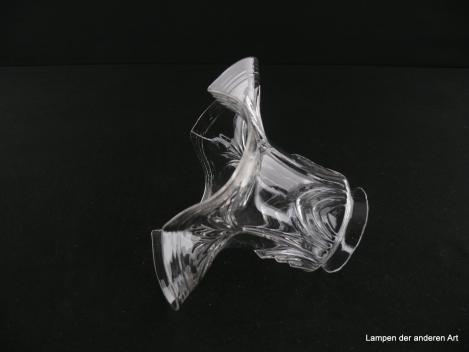 Jugendstil Lampenschirm gebraucht, Klarglas, am Schirmhals herabhängende Volants, unterbrochen durch bis zum Rand ragende ausgebreitete Fächerwedel, umlaufende in den gewellten Rand eingearbeite Rillen, Ersatzglas für alte Lampen, Griffrand 6cm, liegend