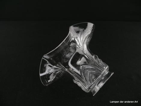 Jugendstil Lampenschirm gebraucht, Klarglas, am Schirmhals herabhängende Volants, unterbrochen durch bis zum Rand ragende ausgebreitete Fächerwedel, umlaufende in den gewellten Rand eingearbeite Rillen, Ersatzglas für alte Lampen, Griffrand 6cm, seitlich