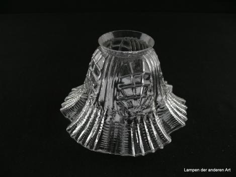 Jugendstil Lampenschirm gebraucht, Klarglas reliefiert, schildförmiges Motiv in vierfacher Wiederholung  auf dem leicht konisch geweiteten Zylinder, Nostalgie Ersatzglas für alte Lampen, D: 16cm, H: 10cm, Glashalterand Griffrand 6cm