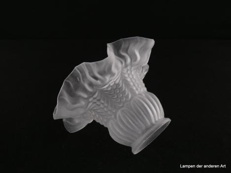 Jugendstil Lampenschirm gebraucht, Glas grau satiniert, reliefiert, florale Gestaltung, ähnlich einem Blütenkelch mit weit ausladenden Kronenblättern, Nostalgie Ersatzglas für alte Lampen, D: 16cm, H: 10,5cm, Glashalterand Griffrand 6cm, liegend