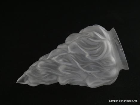 Jugendstil Lampenschirm gebraucht, seltenes kleines Glas, stumpf satiniert, stilisierte lodernde Flamme, Nostalgie Ersatzglas D: ca.8cm, H: ca.14cm, Griffrand Glashalter 6cm, liegend