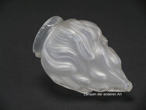 2-er Set Jugendstil Lampenschirm gebraucht, stumpf satiniertes Glas, stilisierte lodernde Flamme, Nostalgie Ersatzglas D: ca.8cm, H: ca.12cm, Griffrand Glashalter 6cm, Beschädigungen am Griffrand, einzeln liegend