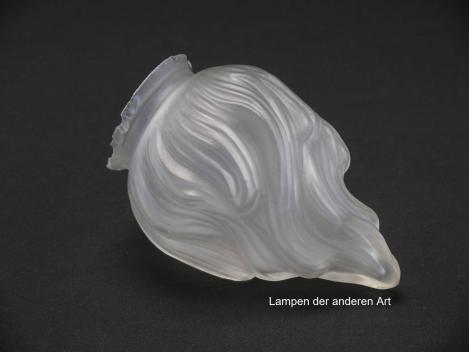 2-er Set Jugendstil Lampenschirm gebraucht, stumpf satiniertes Glas, stilisierte lodernde Flamme, Nostalgie Ersatzglas D: ca.8cm, H: ca.12cm, Griffrand Glashalter 6cm, Beschädigungen am Griffrand, einzeln seitlich