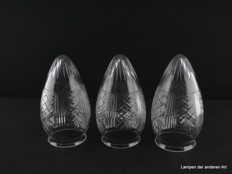 Jugendstil Lampenschirm gebraucht, 3-er Set, Klarglas, in der Form eines kegelförmigen, spitz zulaufenden und symmetrischen Zapfens gestaltet, verleiht mit seinen geschliffenen Ornamenten jedem Raum eine elegante Note, Griff 8cm