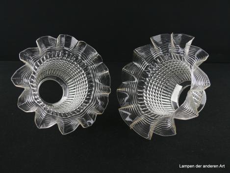 2-er Set Jugendstil Lampenschirm gebraucht, kelchförmig geweitetes Glas klar farblos, parallel profilierte Wandung, regelmäßig gezackter Rand, Nostalgie Ersatzglas für alte Lampen, D: ca. 17cm, H: ca. 11cm, Glashalter Griffrand 6cm, von innen