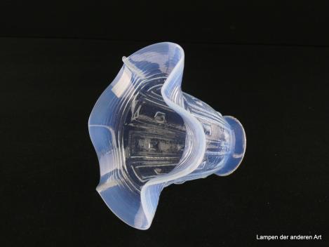 Jugendstil Lampenschirm gebraucht, Glas milchig weiß, paneelartig gestaltete zylindrische Wandung mit je zwei quadratischen Ornamenten, parallel verlaufende Rillen im Wellenrand, Nostalgie Ersatzglas für alte Lampen, D: 15cm, H: 11cm, Griff 6cm, seitlich