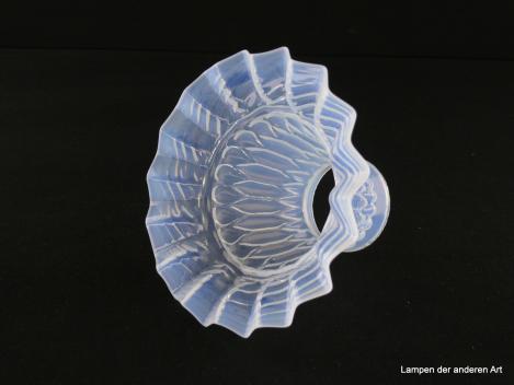 Jugendstil Lampenschirm gebraucht, Glas milchig weiß, spitzovales Schmuckband in der mittleren Wandungszone, zylindrischer Teil mit tropfenförmigen Erhebungen abschließend, Nostalgie Ersatzglas für alte Lampen, Griffrand 6cm, von innen
