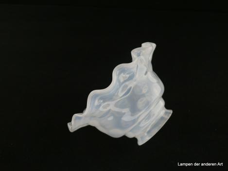 Jugendstil Lampenschirm gebraucht, Glas milchig weiß, schüsselartig geformt, Wandung erscheint wie eine gekräuselte Wasseroberfläche, Nostalgie Ersatzglas für alte Lampen, D: ca.14cm, H: ca.7,5cm, Glashalterand Griffrand 6cm, seitlich