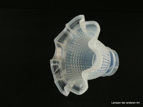Jugendstil Lampenschirm gebraucht, Glas milchig weiß, wulstig eingeschnürte Schulter, Mittelteil parallel angeordnete geometrische Verzierungen, Unterteil aufgewellt, mit Ringlinien dekoriert, Nostalgie Ersatzglas für alte Lampen, Griffrand 6cm, seitlich