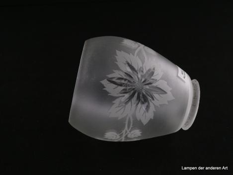 Jugendstil Lampenschirm gebraucht, Glas, bauchig, nach innen gezogener Rand, satinierter Grund, die Wandung umschwingende Blattranke, große Hauptblätter im Zentrum strahlenförmig geschliffen, Nostalgie Ersatzschirm D: 10,5cm, H: 12cm, Griffrand 6cm