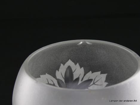 Jugendstil Lampenschirm gebraucht, Glas, bauchig, nach innen gezogener Rand, satinierter Grund, die Wandung umschwingende Blattranke, große Hauptblätter im Zentrum strahlenförmig geschliffen, D: 10,5cm, H: 12cm, Glashalter 6cm, Chip am unteren Rand