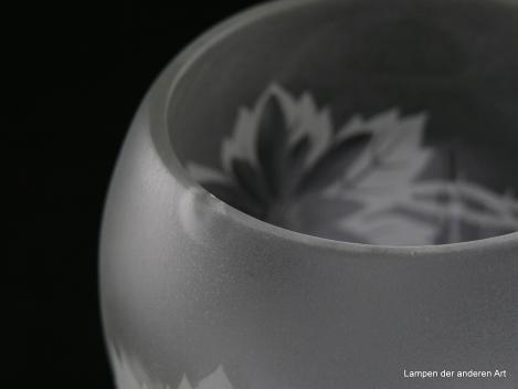 Jugendstil Lampenschirm gebraucht, Glas, bauchig, nach innen gezogener Rand, satinierter Grund, die Wandung umschwingende Blattranke, große Hauptblätter im Zentrum strahlenförmig geschliffen, D: 10,5cm, H: 12cm, Griffrand 6cm, Detail Chip am unteren Rand