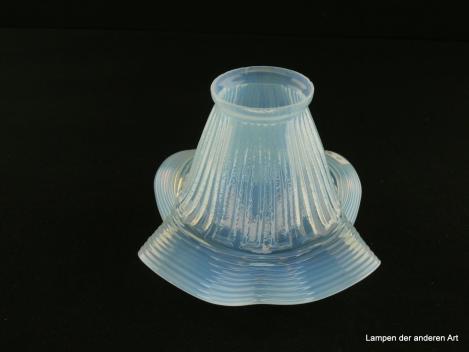 Jugendstil Lampenschirm gebraucht, milchig weiß, Glaszylinder leicht geweitet mit Paneelmuster, reliefiert, aufgezogener eng gerillter Rand, Nostalgie Ersatzglas für alte Lampen, D: ca.17cm, H: ca. 11cm, Glashalterand Griffrand 6cm