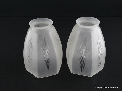 2-er Set Jugendstil Lampenschirm gebraucht, zylindrisches Glas grau satiniert, je ein geschliffener Zweig auf den durch vertikale Kniffe sechsfach unterteilten Wandung, Nostalgie Ersatzglas für alte Lampen, D: ca.10cm, H: ca. 13cm, Griffrand 6cm