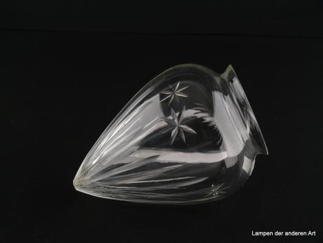 Jugendstil Lampenschirm gebraucht, Glas klar, Zapfen spitzoval; zentral abgehend, in der Länge variierend, geschliffene Strahlen; drei geschliffene Sterne, Nostalgie Ersatzglas D: ca.10cm, H: ca.14cm, Glashalter Griffrand 8cm, liegend