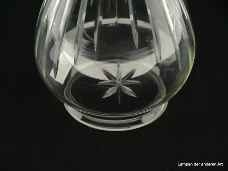 Jugendstil Lampenschirm gebraucht, Glas klar, Zapfen spitzoval; zentral abgehend, in der Länge variierend, geschliffene Strahlen; drei geschliffene Sterne, Nostalgie Ersatzglas D: ca.10cm, H: ca.14cm, Glashalter 8cm, Detail Sternschliff