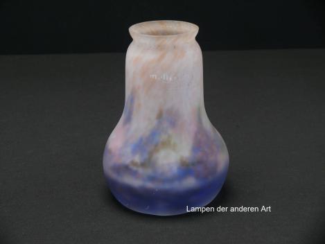Jugendstil Lampenschirm gebraucht, antiker Blütenkelch leicht geweitet, mehrfarbiges Glas pate de verre, Schirmhals weiß-ocker marmoriert, untere Wandungszone Farbspiel in blau, lila, rosa, blauer Rand