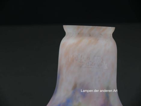 Jugendstil Lampenschirm gebraucht, antiker Blütenkelch leicht geweitet, mehrfarbiges Glas pate de verre, Schirmhals weiß-ocker marmoriert, untere Wandungszone Farbspiel in blau, lila, rosa, blauer Rand, Detail Signatur Muller Fres Luneville