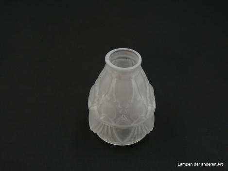 Art Deco Lampenschirm gebraucht, Glas satiniert grau, schwach konisch geweitet, optisch strukturierte Oberfläche, Wandung in zwei Musterabschnitte unterteilt, typische Art Deco Ornamente, Nostalgieglas D: 10cm, H: 14cm, Griffrand 5cm