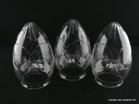 3-er Set Jugendstil Lampenschirm gebraucht, Glas klar geschliffen, spitzovale Form, Strahlenschliff von der Spitze ausgehend, mittlere Wandungszone vierfacher Rapport einer Blüte in einem Rahmen, Ersatzglas D: 10cm, H: 16cm, Griffrand 8cm, 3-er Set