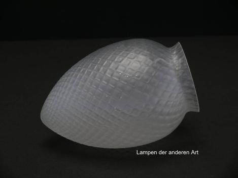 Preview: 3-er Set Jugendstil Lampenschirm gebraucht, Klarglas satiniert, stilisierter Pinienzapfen, Wandungsoberfläche mit kleinen Rauten reliefier, Ersatzschirm, D: ca.10cm, H: ca.16cm, Griffrand 8cm, herstellungsbedingte Lufteinschlüsse, einzeln liegend