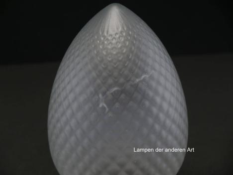 Preview: 3-er Set Jugendstil Lampenschirm gebraucht, Klarglas satiniert, stilisierter Pinienzapfen, Wandungsoberfläche mit kleinen Rauten reliefier, Ersatzschirm, D: ca.10cm, H: ca.16cm, Griffrand 8cm, herstellungsbedingte Lufteinschlüsse, Detail Glasschliere oben