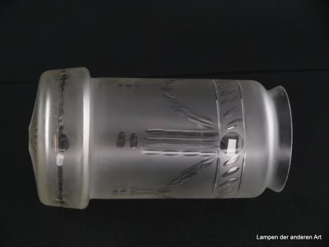 Jugendstil Lampenschirm gebraucht, satiniertes Glas, gerader Zylinder, abstraktes sich wiederholendes Schliffmuster, überstehender gerader Abschlussdeckel mit geschliffener Strahlenaster auf der Oberseite, umlaufende Schliffpunkte, liegend