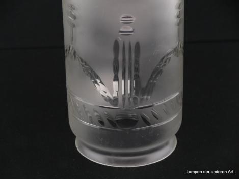 Jugendstil Lampenschirm gebraucht, satiniertes Glas, gerader Zylinder, abstraktes sich wiederholendes Schliffmuster, überstehender gerader Abschlussdeckel mit geschliffener Strahlenaster auf der Oberseite, umlaufende Schliffpunkte, Detail Schliff