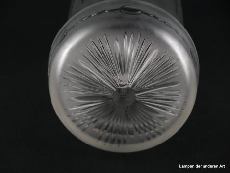 Jugendstil Lampenschirm gebraucht, satiniertes Glas, gerader Zylinder, abstraktes sich wiederholendes Schliffmuster, überstehender gerader Abschlussdeckel, umlaufendes Band aus ovalen und runden Schliffpunkten,  Detail geschliffene Strahlenaster