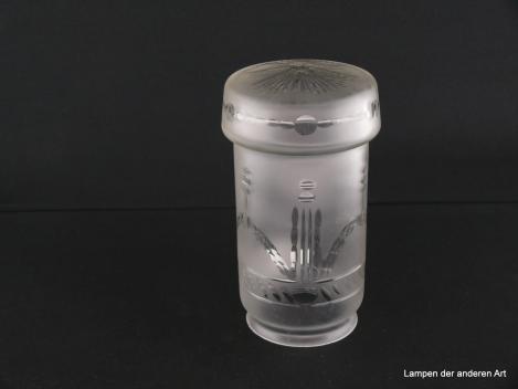Jugendstil Lampenschirm gebraucht, satiniertes Glas, gerader Zylinder, abstraktes sich wiederholendes Schliffmuster, überstehender gerader Abschlussdeckel mit geschliffener Strahlenaster auf der Oberseite, umlaufende Schliffpunkte