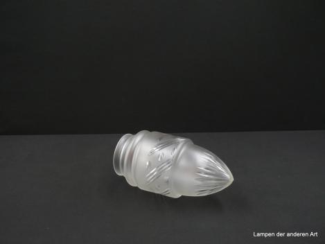3 gleiche alte Zapfenschirme aus dem Jugendstil grau-satiniert mit Schliffmuster, Kerbschliff und Olivenschliff im zylindrischen Oberteil, unterer Teil Kerbschliff zur Spitze zulaufend, gebraucht, Griffrand 8cm, D=10cm, H=20cm liegend