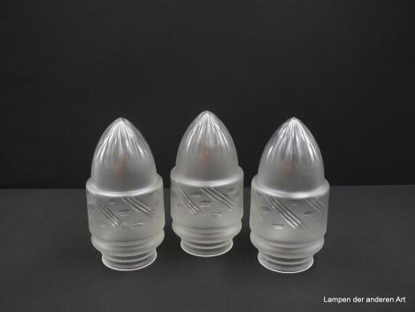 3 gleiche alte Zapfenschirme aus dem Jugendstil grau-satiniert mit Schliffmuster, Kerbschliff und Olivenschliff im zylindrischen Oberteil, unterer Teil Kerbschliff zur Spitze zulaufend, gebraucht, Griffrand 8cm, D=10cm, H=20cm