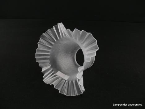 Jugendstil Lampenschirm gebraucht, Glas grau satiniert, gerader zylindrischer Teil mit gekräuselter Oberfläche, gefalteter nach außen gezogener Rand, Nostalgie Ersatzglas für alte Lampen, D: ca.16,5cm, H: ca. 11,5cm, Glashalterand Griffrand 6cm, von unten