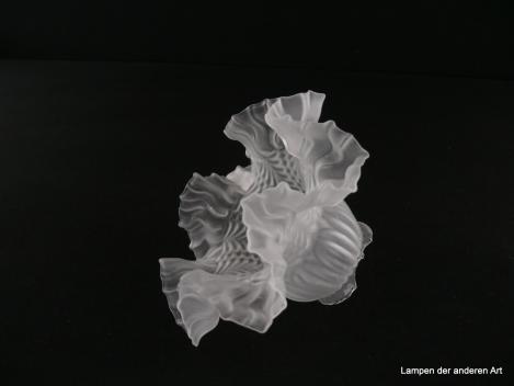 Jugendstil Lampenschirm gebraucht, Glas grau satiniert, stilisierte Blüte, reliefierte Oberfläche, Griffrand 6cm, beschädigt, für Befestigung aber noch ausreichend