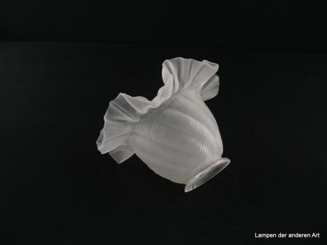 Jugendstil Lampenschirm gebraucht, Glas satiniert, steil abfallende reliefierte Wandung, diagonal verlaufende Verzierung, herstellungsbedingte Glaseinschlüsse vorhanden, Nostalgie Ersatzglas für alte Lampen, Griffrand 6cm, seitlich