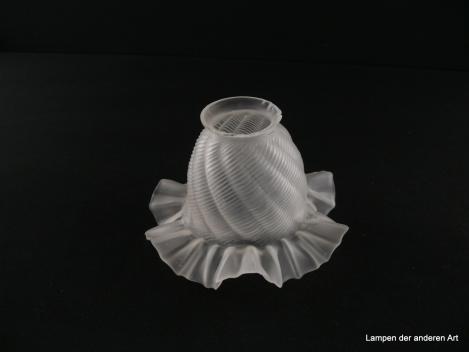 Jugendstil Lampenschirm gebraucht, Glas satiniert, steil abfallende reliefierte Wandung, diagonal verlaufende Verzierung, herstellungsbedingte Glaseinschlüsse vorhanden, Nostalgie Ersatzglas für alte Lampen D: ca. 16cm, H: ca. 10,5cm, Glashalter 6cm