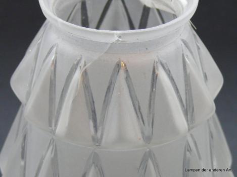 Art Deco Lampenschirm gebraucht, Glas satiniert grau, gestuft, D: 10cm, H: 12cm, Griffrand 6cm Detail Riss am oberen Rand