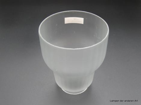 Jugendstil Lampenschirm gebraucht, Glas satiniert grau,  zylindrischer Körper, ab Wandungsmitte geweiteter Zylinder, außen glatte Wandung, innen senkrecht reliefiert, Nostalgie Ersatzglas D: 10cm, H: 12cm, Griffrand 6cm von unten